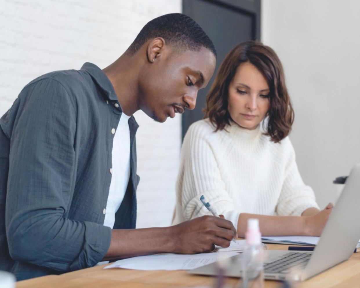 Espacio de trabajo moderno con materiales de planificación financiera
